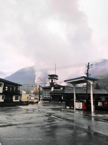 帰り、濃飛バス神岡営業所でバスに乗る少し前に見た神岡鉱山営業中の煙。
